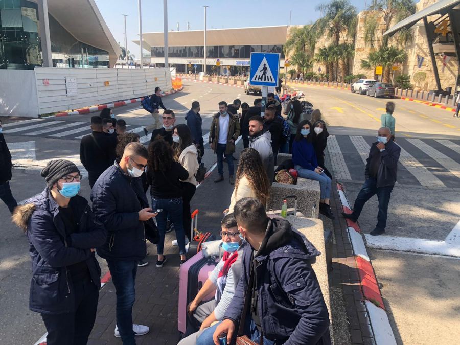 اكثر من 280 طالب عربي عالقون في مطار اللد